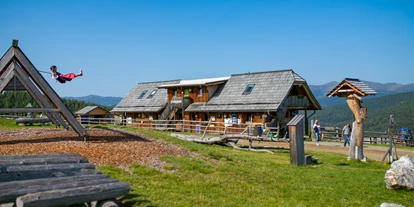 Winterhochzeit - Art der Location: Gasthaus - Pörtschach am Wörther See - Almgasthaus in den Nockbergen mit riesigem Holz - Spielplatz - Hiasl Zirbenhütte