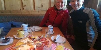 Winterhochzeit - Bewirtung: eigene Bewirtung - Ossiach - Gäste beim Hiasl (Bio) frühstück - Hiasl Zirbenhütte