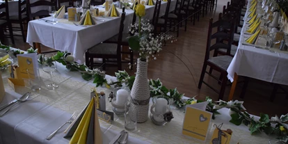 Winterhochzeit - Umgebung: in Weingärten - Klosterneuburg - gelbe Farbsemente geben eine warme Dekoration  - Bio Kräuterlandgasthaus mit Eventsaal für Hochzeiten