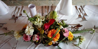 Winterhochzeit - Preisniveau: € - Gumping (Maissau) - eine Blumendekor mit vielen Farbelementen - Bio Kräuterlandgasthaus mit Eventsaal für Hochzeiten