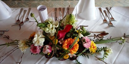 Winterhochzeit - Preisniveau: €€ - Langenlois - eine Blumendekor mit vielen Farbelementen - Bio Kräuterlandgasthaus mit Eventsaal für Hochzeiten