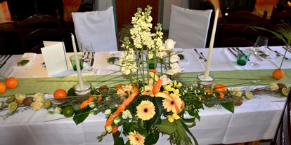 Winterhochzeit - Umgebung: in Weingärten - Donauraum - Blumendekorationen sind sehr schön anzusehen - Bio Kräuterlandgasthaus mit Eventsaal für Hochzeiten