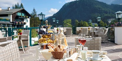Winterhochzeit - Trauung im Freien - Hall in Tirol - Romantisches Frühstück auf der Astoria Terrasse mit atemberaubendem Ausblick - Astoria Resort***** in Seefeld