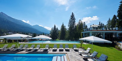 Winterhochzeit - nächstes Hotel - Innsbruck - Astoria Poolanlage mit traumhaft schönem Ausblick - Astoria Resort***** in Seefeld