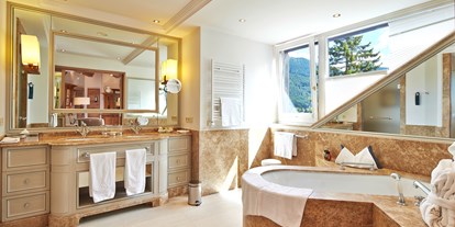 Winterhochzeit - Preisniveau: €€€€ - Innsbruck - Astoria Panorama Suite Badezimmer mit Ausblick - Astoria Resort***** in Seefeld