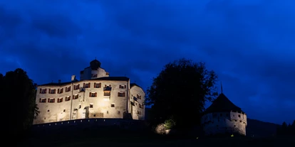 Winterhochzeit - Art der Location: Hotel - Hinterriß (Vomp) - Schloss bei Nacht - Schloss Friedberg