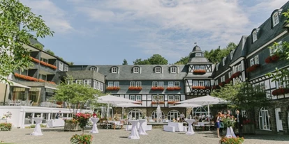 Winterhochzeit - Trauung im Freien - Deutschland - Empfang im Innenhof des Hotel Deimann - Golf Café Restaurant