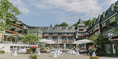 Winterhochzeit - Bewirtung: eigene Bewirtung - Sauerland - Empfang im Innenhof des Hotel Deimann - Golf Café Restaurant
