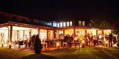 Winterhochzeit - Umgebung: in den Bergen - Hatzfeld (Eder) - ausgelassen Feiern in einer lauen Sommernacht - Golf Café Restaurant
