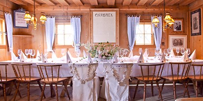 Winterhochzeit - Preisniveau: €€€ - Ellmau - Die Bauernstube bietet einen bodenständigen und schönen Rahmen für die Hochzeitstafel. - Schwaigerlehen