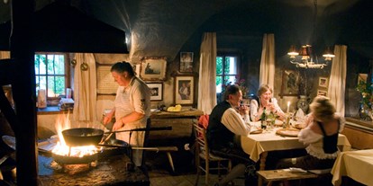 Winterhochzeit - Art der Location: Gasthaus - Sulzau (Neukirchen am Großvenediger) - In der Rauchkuchl werden über offenen Feuer mehrgängige Menüs zubereitet. - Schwaigerlehen