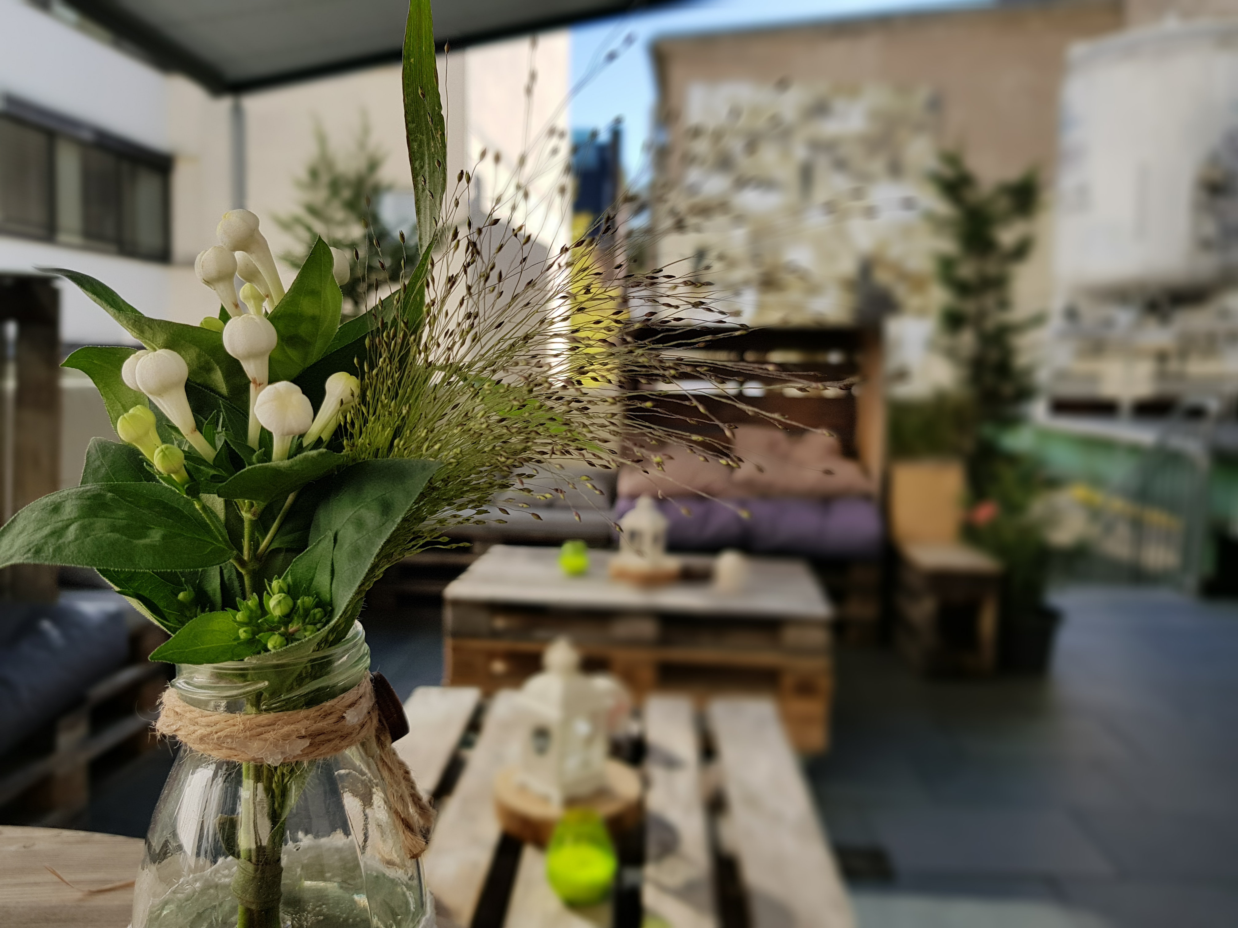 Hochzeitslocation - Die große Dachterrasse bietet Platz für ein Live-BBQ Buffet, eine Überdachung sorgt auch bei Regen für eine trockene Atmosphäre. - HÖHNERStall