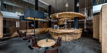 Winterhochzeit - Art der Location: ausgefallene Location - Schneizlreuth - Unsere Bar "Freiraum" aus 16.000 Eichenholzwürfeln wurde mit einem Architektur-Award ausgezeichnet. - PURADIES Hotel & Chalets