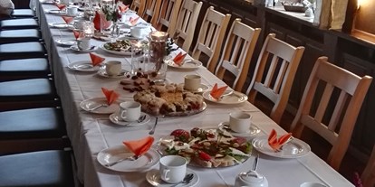 Winterhochzeit - Preisniveau: € - Kaffeetafel mit Herbstdekoration - Bergwirtschaft Bieleboh Restaurant & Hotel