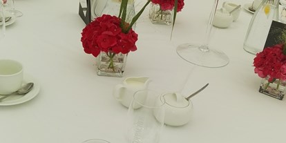 Winterhochzeit - Trauung im Freien - Beiersdorf - Runde Tische zum ausleihen für unsere Terrasse - Bergwirtschaft Bieleboh Restaurant & Hotel