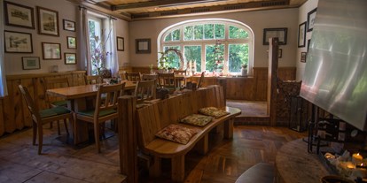 Winterhochzeit - Kinderbetreuung/Nanny - Kaminzimmer - Bergwirtschaft Bieleboh Restaurant & Hotel