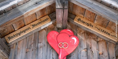 Winterhochzeit - Gmünd (Gmünd in Kärnten) - Heiraten in Österreichs höchstem Standesamt.
Foto © tanjaundjosef.at - Gamskogelhütte