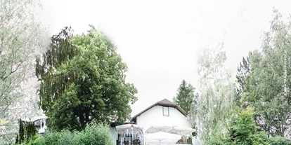 Winterhochzeit - Art der Location: Gasthaus - Kirchsteig (Kasten bei Böheimkirchen) - Heiraten im Garten des Landgasthof KRONE in Niederösterreich.
Foto © tanjaundjosef.at - Landgasthof Krone