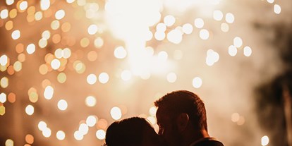 Winterhochzeit - Umgebung: in Weingärten - Bratislava - Ein Feuerwerk rundet die Hochzeitsfeierlichkeiten ab. - WEINGUT LEO HILLINGER