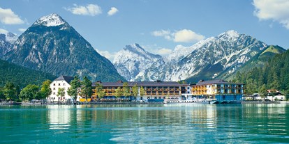 Winterhochzeit - Preisniveau: €€€ - Innsbruck - Faszinierend die Kulisse: In bester Lage direkt am  See liegt das Fürstenhaus Am Achensee in Pertisau. In azurblauem Wasser spiegeln sich majestätische Gipfel. Fürstlich ist die Erholung in frischem, alpinen Stil:  4-Sterne-Superior-Komfort zum Wohlfühlen, Aktiv-Angebote wie Golf in grandioser Landschaft, tiefe Entspannung im Whirlpool am See.

Erleben Sie den Charme der Alpen im Fürstenhaus Am Achensee. - Travel Charme Fürstenhaus Am Achensee