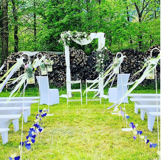 Hochzeitslocation - Freie Trauungen sind unsere Leidenschaft! Die Trauung kann bei uns im Hotelgarten, oder auch im nahe gelegenen Wald stattfinden. Sollte das Wetter einmal nicht mitspielen, bieten wir auch einen Überdachten Carportplatz für bis zu 90 Personen an! Natürlich mit Beleuchtung und auch mit einem Stromanschluss für das Musik Equipment. Eurem schönsten Tag soll nicht´s im Wege stehen! - Relax- & Vitalhotel Adler