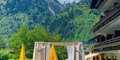 Winterhochzeit - Art der Location: Hotel - St. Anton am Arlberg - Bierbänke und auch der Hochzeitsbogen können bei uns gemietet werden.  - Relax- & Vitalhotel Adler