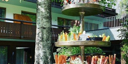 Winterhochzeit - Garten - Bürserberg - Snack Buffets sind immer ein beliebter Start für einen ausgelassenen beginn einer unvergesslichen Hochzeitsfeier. Wir bieten eine breite Palette an Köstlichkeiten an.
 - Relax- & Vitalhotel Adler