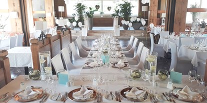 Winterhochzeit - Preisniveau: €€ - Dornbirn - Speisesaal mit Hochzeitstafel - Relax- & Vitalhotel Adler