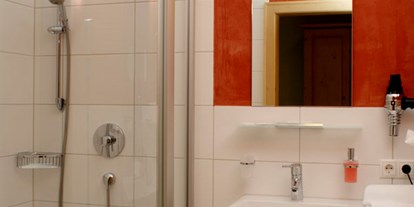 Winterhochzeit - Preisniveau: €€ - Hard - Badezimmer - Hotel Krone