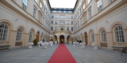 Winterhochzeit - Art der Location: Schloss - Mödling - Innenhof - Palais Niederösterreich