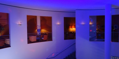 Winterhochzeit - nächstes Hotel - Friedrichshafen - Hotelhalle mit Galerie stilvoll beleuchtet - Vienna House Martinspark Dornbirn