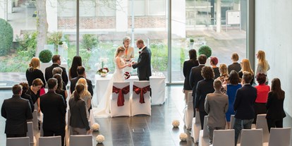 Winterhochzeit - Hochzeits-Stil: Modern - Nürtingen - Trauung im Atrium - DAS K - Kultur- und Kongresszentrum