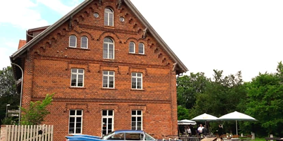 Winterhochzeit - Art der Location: Eventlocation - Nossentiner Hütte - Hochzeitsauto vor der Bolter Mühle - Bolter Mühle