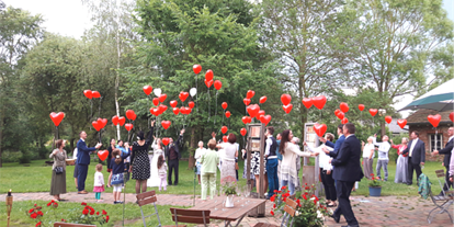 Winterhochzeit - Art der Location: im Freien - Klocksin - zur Hochzeit Ballons steigen lassen - Bolter Mühle
