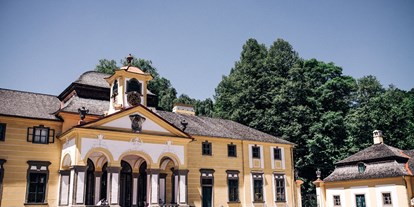 Winterhochzeit - Kapelle - Oberösterreich - Haupthaus vom Eherenhof aus - Schloss Neuwartenburg