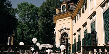 Winterhochzeit - Festzelt - Oberösterreich - Geschotterte  Terrasse mit Ballustrade, Stauen und Springbrunnen  - Schloss Neuwartenburg