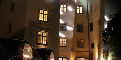 Winterhochzeit - Perfekte Jahreszeit: Frühlings-Hochzeit - Au bei Hischmannsberg - Schloss mit Schlosshof stimmungsvoll beleuchtet - Schloss Steyregg