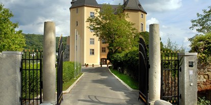 Winterhochzeit - Weinkeller - Grüben - Blick vom Schlosstor zum Schloss - Schloss Steyregg