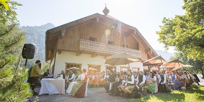 Winterhochzeit - Art der Location: Bauernhof/Landhaus - Krispl - Eheschließung im Freien im Laimer Urschlag in Strobl.
Foto © sandragehmair.com - Laimer-Urschlag