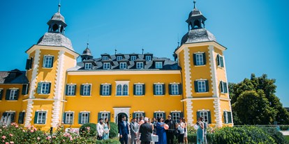 Winterhochzeit - Oberdörfl (Albeck) - Fotoshooting mit der Hochzeitsgesellschaft auf Schlosshotel Velden. - Falkensteiner Schlosshotel Velden