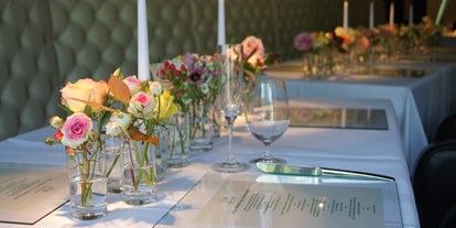 Winterhochzeit - Preisniveau: €€ - Eichholz - Hochzeitstafel im 2-Hauben gekrönten "Das kleine Restaurant" - Hotel Warmbaderhof *****