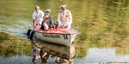 Winterhochzeit - Preisniveau: € - Margarethen am Moos - Mit dem Boot zur Hochzeit.
Foto © weddingreport.at - La Creperie