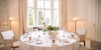 Winterhochzeit - Art der Location: Schloss - Weyern - Hochzeitstafel runder Tisch - Hotel Steirerschlössl