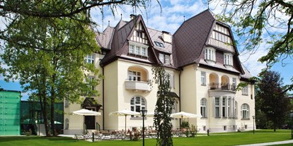 Winterhochzeit - Umgebung: im Park - Wölling - Hotel Steirerschlössl Außenansicht - Hotel Steirerschlössl