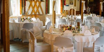 Winterhochzeit - Art der Location: Restaurant - Fürstenstein - Hochzeit 20.06.2015
Bei dieser Hochzeit für 80 Personen, wurden ausschließlich runde Tische mit Hussen verwendet. - Gasthof Wösner