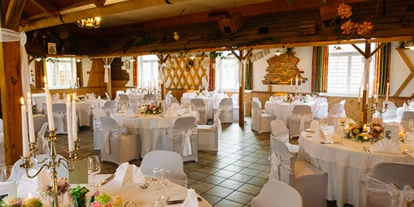 Winterhochzeit - Preisniveau: € - Fürstenstein - Hochzeit 20.06.2015
Hier sieht man noch einmal den unteren Saalbereich mit runden Tischen und den Hussen. - Gasthof Wösner