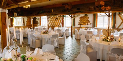Winterhochzeit - Art der Location: Hotel - Oberösterreich - Hochzeit 20.06.2015
Hier sieht man noch einmal den unteren Saalbereich mit runden Tischen und den Hussen. - Gasthof Wösner