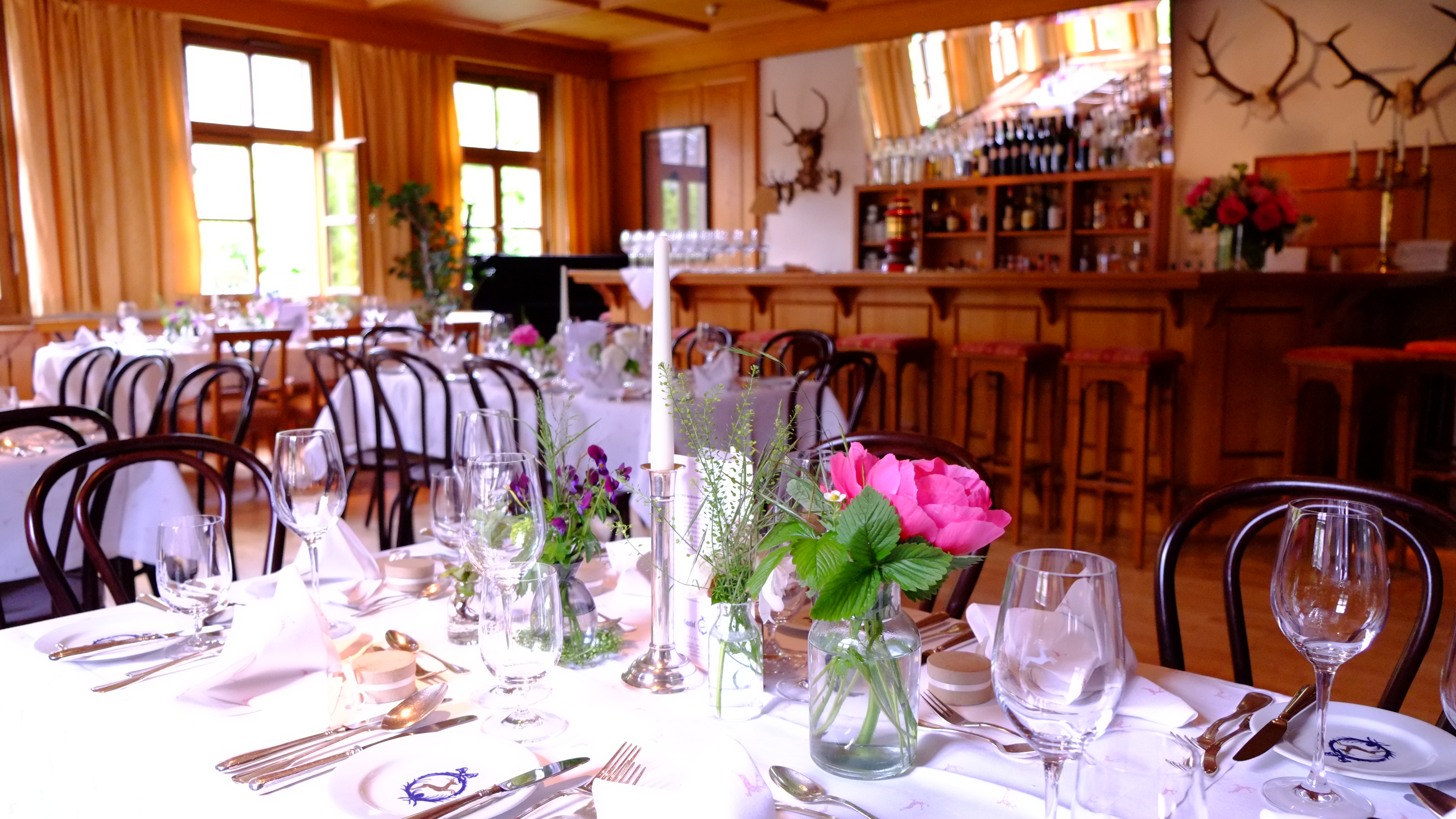 Hochzeitslocation - Kaminzimmer festlich gedeckt - Hotel Gasthof Hirschen Schwarzenberg