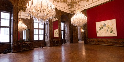 Winterhochzeit - Art der Location: Schloss - Mödling - Der Roter Salon des Palais Schönborn-Batthyány in Wien. - Palais Schönborn-Batthyány