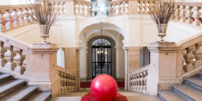 Winterhochzeit - Art der Location: Schloss - Mödling - Die Feststiege im Palais Schönborn-Batthyány in Wien. - Palais Schönborn-Batthyány